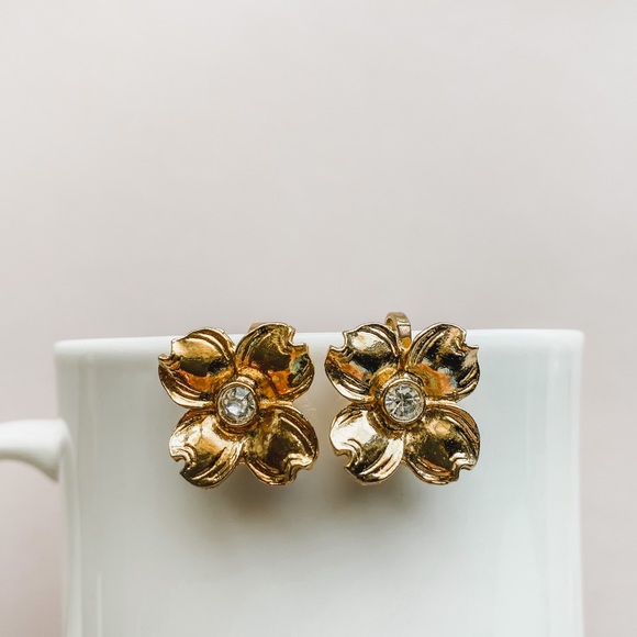 Vintage Golden Flower Clip On Earrings - Picture 2 of 7